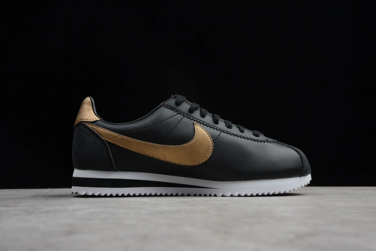 Nike Classic Cortez SE Black Metallic Gold White 902801 002